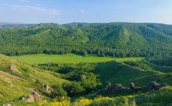 Шайтан-Тау – низкогорный хребет, расположенный в приграничных районах Оренбургской области и Республики Башкортостан, фактически являющийся крайним южным отрогом Уральского горного пояса.